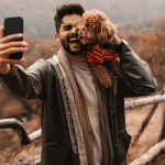 Pudel Fotos und Bilder. Dieser Pudelbesitzer hat großen Spaß ein Selfie mit seinem Pudel zu machen.
